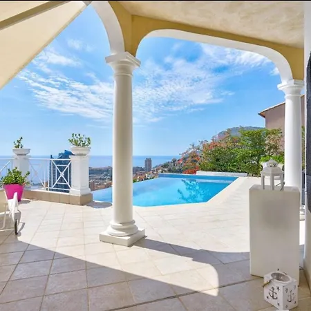 De Luxe A Villa *